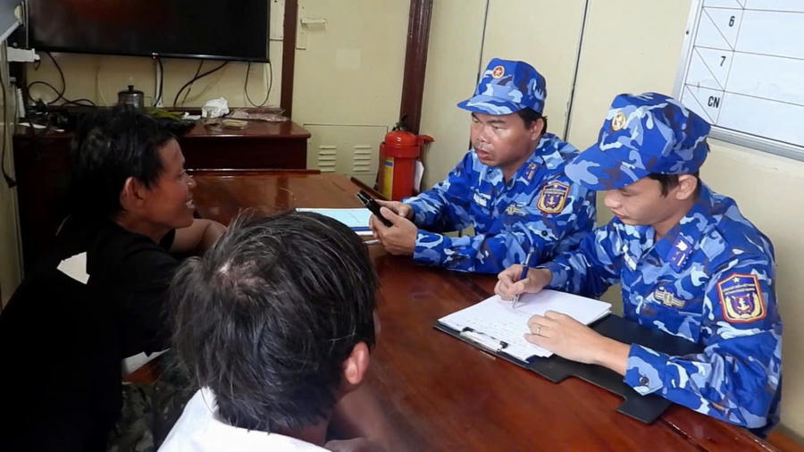 Lực lượng chức năng Bộ Tư lệnh Vùng Cảnh sát biển xác minh thông tin và trấn an tinh thần 02 ngư dân gặp nạn