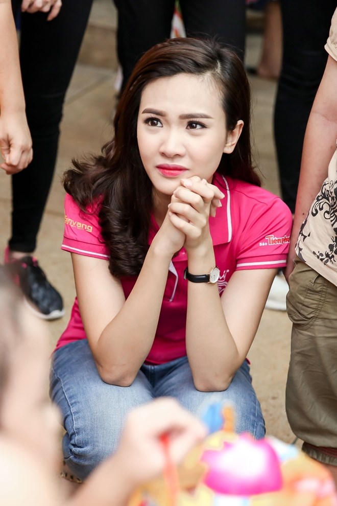 T&acirc;n Hoa hậu Đỗ Mỹ Linh vui Trung Thu sớm với trẻ em khuyết tật