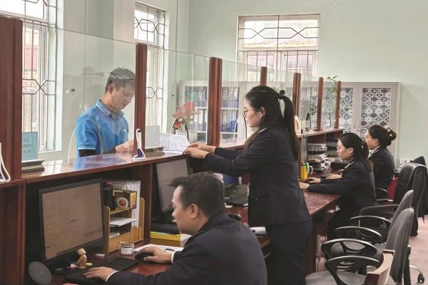 Cán bộ hải quan Nam Định hướng dẫn doanh nghiệp làm thủ tục hải quan.