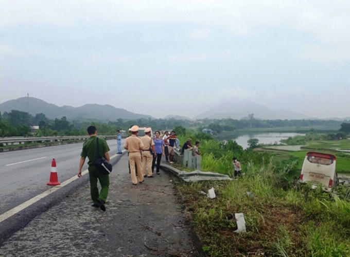 Lực lượng chức năng khám nghiệm hiện trường nơi chiếc ô tô gặp nạn.