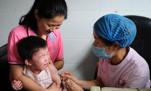 Em bé được tiêm vaccine ở Quảng Tây, Trung Quốc ngày 24/7. Ảnh: AFP.