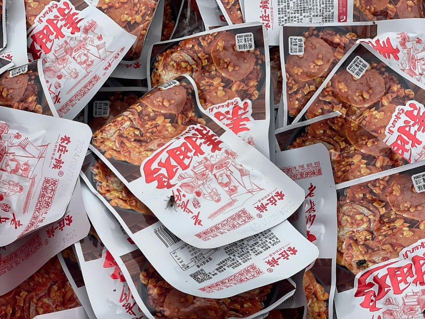 Cận cảnh "núi bánh kẹo" không rõ nguồn gốc đổ thải trái phép tại bãi rác La Phù, Hoài Đức