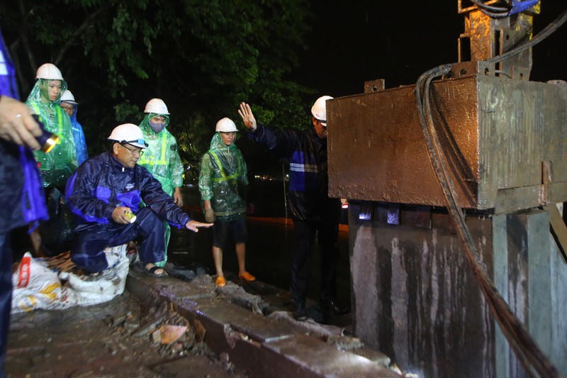Anh hùng lao động Hoàng Đức Thảo (trái) luôn nhắc nhờ người lao động phải cẩn trọng từng chút một trong các bước thi công kè Bờ Hồ 