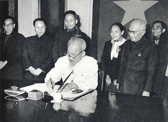 Ngày 1/1/1960, Chủ tịch Hồ Chí Minh ký sắc lệnh công bố Hiến pháp mới của nước Việt Nam Dân chủ Cộng hòa. (Ảnh tư liệu)