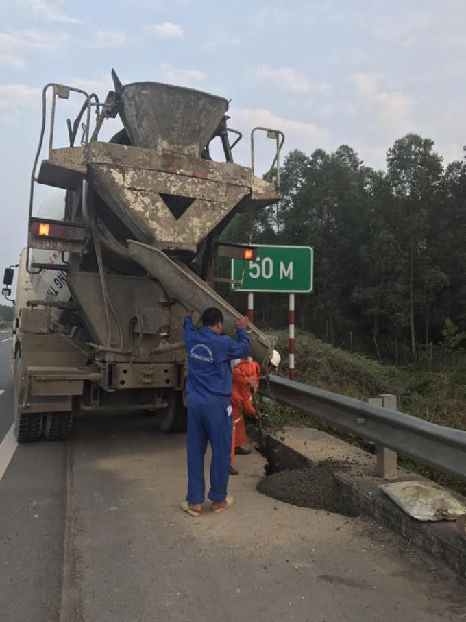 Đơn vị quản lý khai thác cao tốc Nội Bài - Lào Cai đã tiến hành sửa chữa xong vị trí xói lở tại hầm chui.