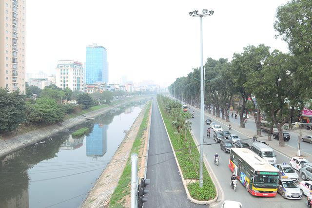 Dự án xén vỉa hè mở rộng mặt đường tuyến Vành đai 2 (đoạn từ Cầu Giấy đến Ngã Tư Sở) được triển khai từ đầu tháng 1/2019 với mục đích góp phần giảm ùn tắc giao thông và tạo nên diện mạo mới cho đường Láng.