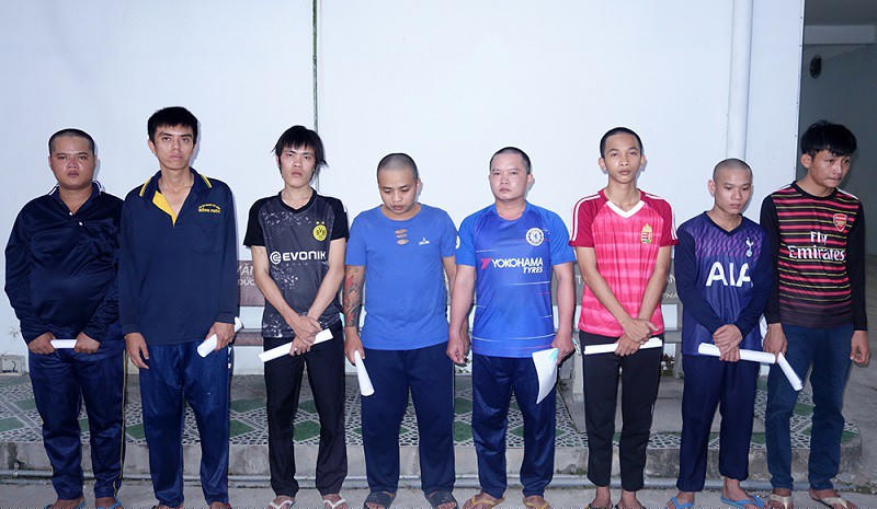 Lê Thanh Sơn (thứ 4 từ phải qua) cùng các đối tượng liên quan.