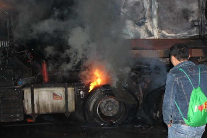 Xe đầu k&eacute;o bỗng dưng ph&aacute;t hỏa tr&ecirc;n Quốc lộ 1A