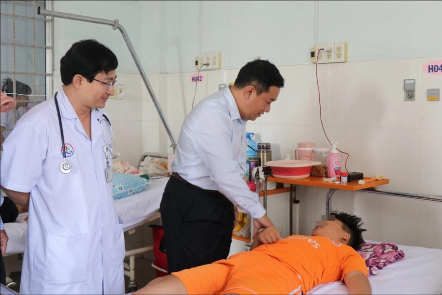 Lãnh đạo Sở Y tế tỉnh Khánh Hòa thăm các bệnh nhân nghi bị ngộ độc thực phẩm (Ảnh: Báo Dân trí).
