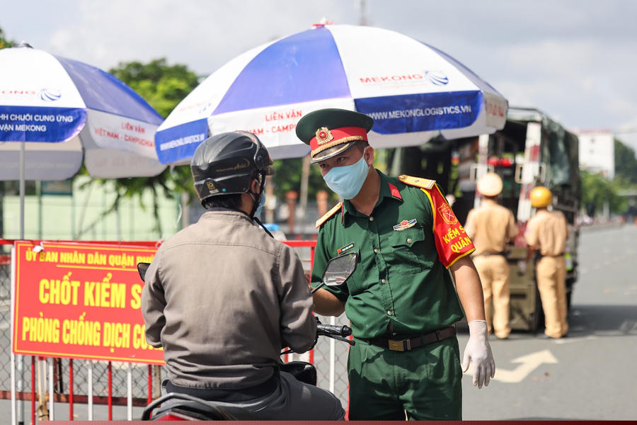 Sáng ngày 23/8, tại TPHCM, các tuyến đường vắng vẻ hơn rất nhiều so với những ngày trước. Tại các chốt kiểm soát, bên cạnh lực lượng CSGT, cảnh sát trật tự và dân quân tự vệ, còn có lực lượng quân đội hỗ trợ.
