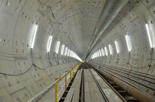 Tuyến đường hầm metro trong lòng đất đầu tiên ở Sài Gòn dần thành hình.