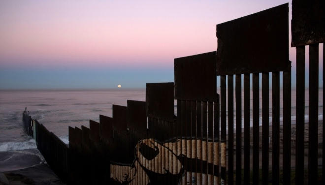 Ở Tijuana, Mexico, hàng rào kéo dài xuống cả biển thuộc Thái Bình Dương.
