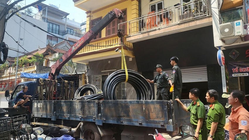 Cơ quan Công an khám xét khẩn cấp nơi ở của các đối tượng, thu giữ nhiều vật chứng của vụ án.