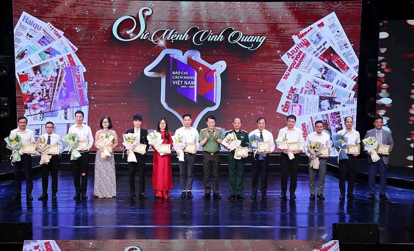 Bộ trưởng Lương Tam Quang trao Kỷ niệm chương “Bảo vệ An ninh Tổ quốc” của Bộ Công an tôn vinh các đồng chí lãnh đạo các cơ quan báo chí và các nhà báo tiêu biểu xuất sắc. Ảnh: BCA.