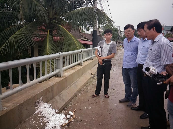 Ông Phạm Hoàng Tuấn, Phó Giám đốc Sở GTVT Hà Nội dẫn đầu đoàn công tác kiểm tra thực tế tại công trường.