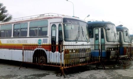 Theo quy định, xe &ocirc; t&ocirc; chở nguy&ecirc;n người sản xuất năm 1990 , &ocirc; t&ocirc; chở người chuyển đổi c&ocirc;ng năng trước n&agrave;y 1/1/2002 sản xuất năm 1993 sẽ bị tịch thu khi lưu th&ocirc;ng. (Ảnh minh họa).