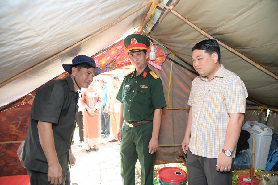 Ông Lê Trung Hồ - Phó Chủ tịch UBND tỉnh, Trưởng Ban Chuyên trách tỉnh Kiên Giang đến thăm các vị trí đóng quân của cán bộ, chiến sĩ Đội K92 tại tỉnh Kampot