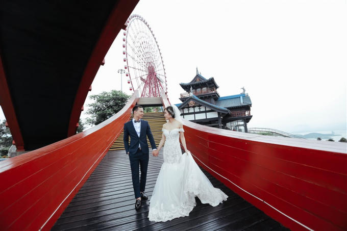 Sắc đỏ của c&acirc;y cầu Koi khiến n&oacute; như thể sinh ra để trở th&agrave;nh ph&ocirc;ng nền ho&agrave;n hảo cho những chiếc v&aacute;y cưới trắng tinh kh&ocirc;i của c&ocirc; d&acirc;u v&agrave; bộ vest đen lịch l&atilde;m của ch&uacute; rể.&nbsp;