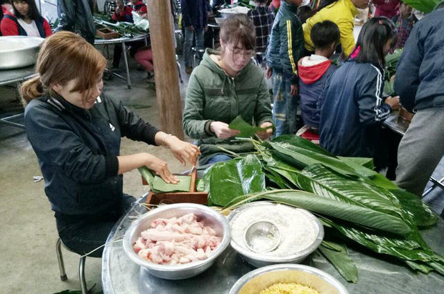 Nhà trường đã huy động hàng trăm kg nếp để gói hơn 400 chiếc bánh tặng học sinh ăn tết