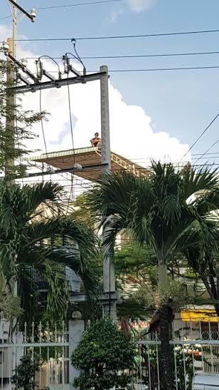 Bạc Liêu: Thanh niên ngáo đá cố thủ nhiều giờ trên nóc nhà