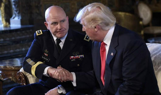 Tổng thống Trump đã gọi ông McMaster (trái) là “một người tài năng kiệt xuất và kinh nghiệm phong phú”.