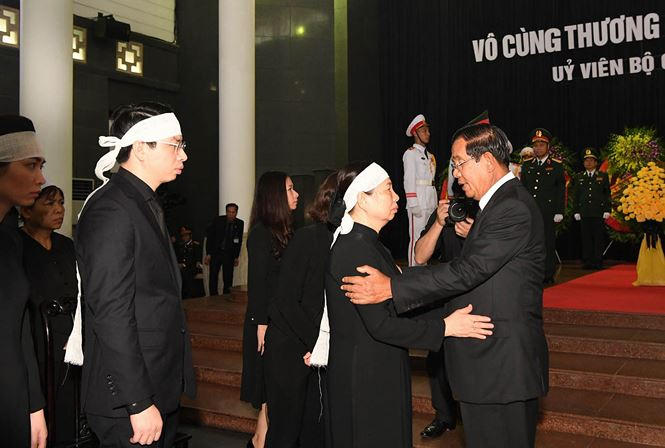 Thủ tướng Hun Sen chia buồn với phu nhân Chủ tịch nước Trần Đại Quang - Ảnh: Như Ý