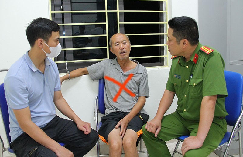 Đối tượng Hầu Chẩn Hoà tại Cơ quan điều tra. (Ảnh: Công an Lào Cai)