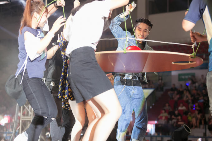 Nam ca sĩ tham gia trò chơi cùng đại gia đình Sky