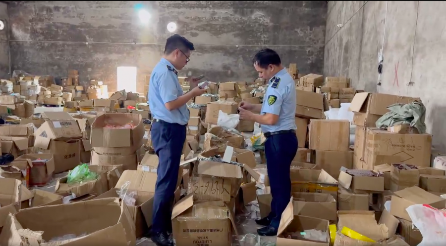 Lực lượng chức năng phát hiện thủ đoạn buôn lậu tinh vi qua kho hàng "ẩn danh" chứa hơn 47.000 sản phẩm vi phạm.