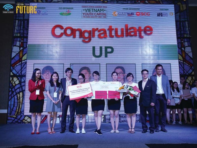Ông Roland Ruiz - Phó Tổng Giám đốc Tập đoàn Number 1 (thứ 2 từ phải sang) trao giải thưởng cho đội Quán quân.