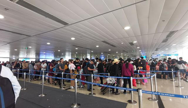 Sân bay Tân Sơn Nhất “dễ thở” ngày 26 Tết