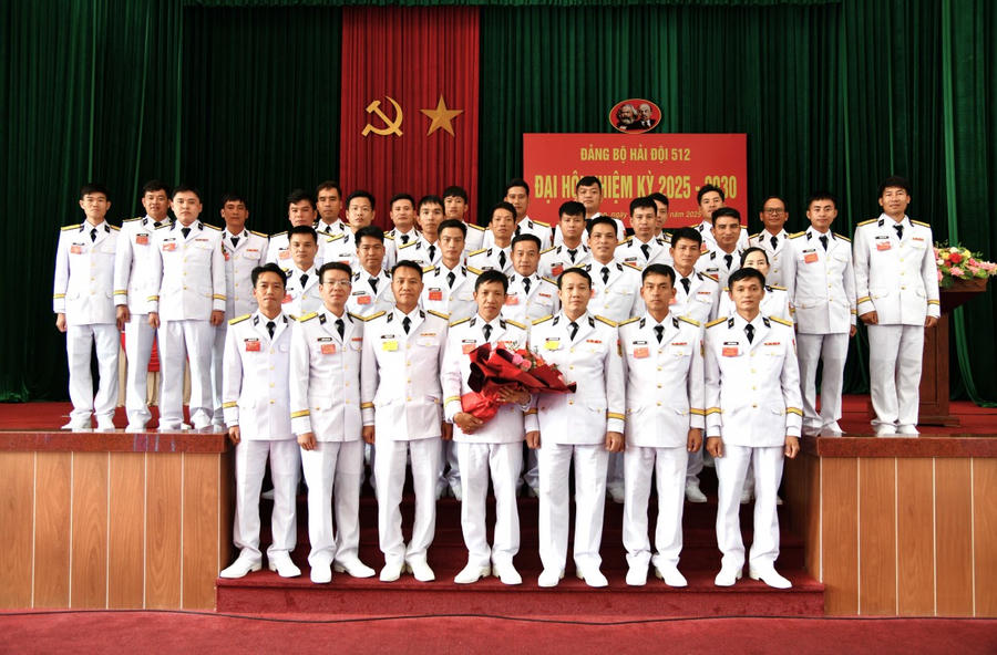 Chỉ huy Lữ đoàn 127 tặng hoa chúc mừng Ban chấp hành Đảng bộ Hải đội 512 nhiệm kỳ 2025-2030 và đoàn đại biểu đi dự đại hội cấp trên