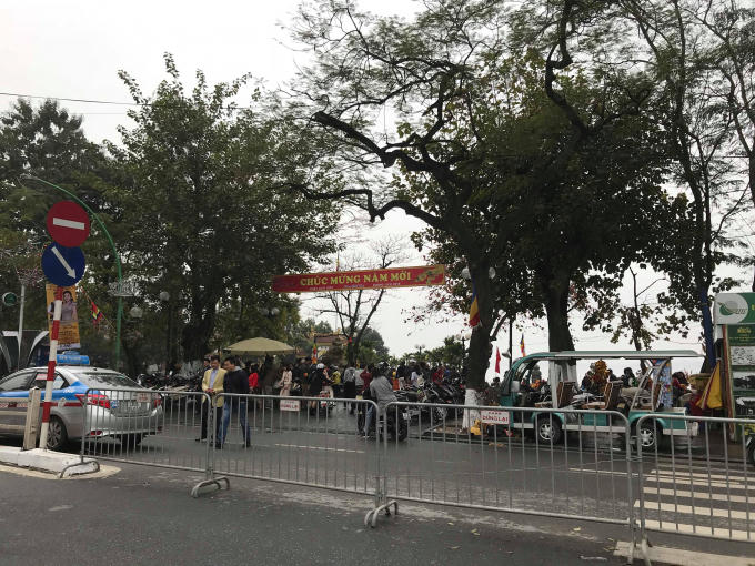 Nhiều người dân chen chân đi lễ chùa Trấn Quốc cầu bình an ngày đầu năm mới