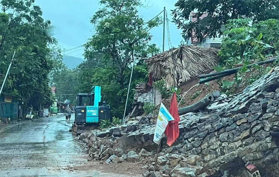 Tình trạng mưa lũ gây sạt lở ở Phú Thọ.