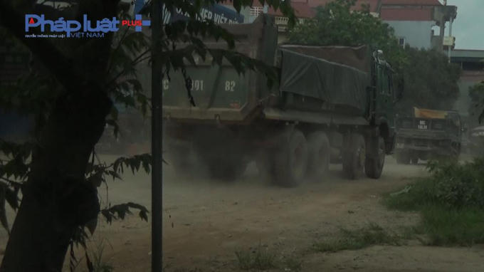 Một chiếc xe tải chạy mù mịt từ tuyến đường 295 huyện Tân Yên đi ra Quốc lộ 37.