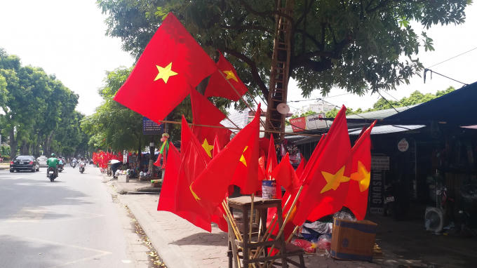 Đường phố rộn ràng bởi sắc đỏ màu cờ.