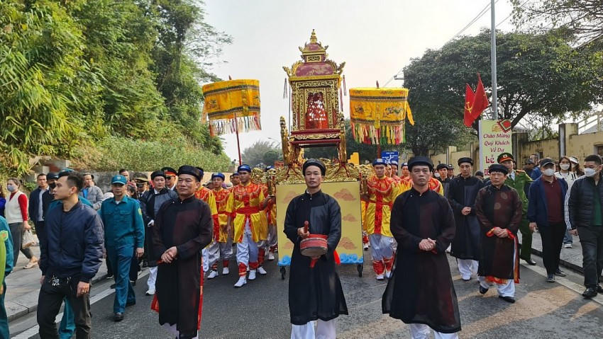 Màn rước Đức Ông và các nhân thần vi hành khu an ngự là một trong những hoạt động ý nghĩa nhất, mang đậm nét văn hóa của vùng biển Đông Bắc.