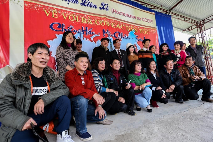 Các thành viên đại diện của nhóm Hoài niệm Liên Xô tham gia chuyến đi "Về với bà con các dân tộc Chiềng Hắc- Mộc Châu. Ảnh: Mai Quốc Thịnh.
