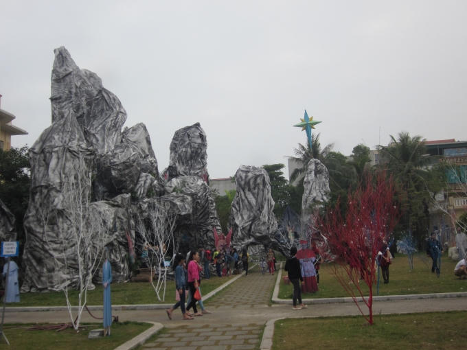 Từ sáng sơm, nhiều bạn trẻ đã đến nhà thờ hòa mình vào không khí Noel.