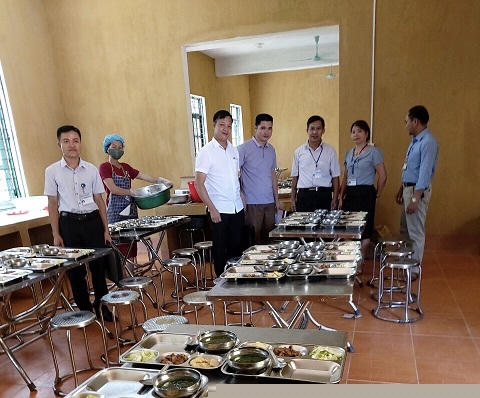 Đoàn kiểm tra thực tế tại bếp ăn tập thể trường học xã Yên Thành, huyện Quang Bình.