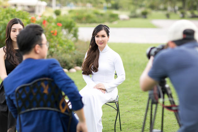 Hoa hậu Bùi Bích Phương cởi mở trò chuyện với các phóng viên nhân dịp Gala 30 năm Hoa hậu Việt Nam