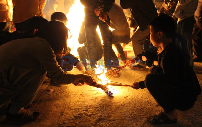 Những trẻ em đại diện gia đình "rước lộc về nhà". (Ảnh: Đức Biên)