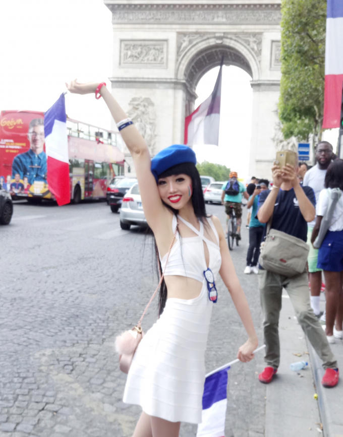 Siêu mẫu quốc tế Jessica Minh Anhh sống và làm việc ở Pháp nhiều năm nay. Nước pháp cũng là quê hương thứ 2 của cô nên cô cùng bạn bè xuống đường chia vui cùng mọi người.