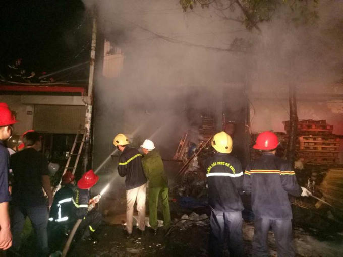 21h40  lửa bùng lên trên tầng 2 của ngôi nhà số 644.