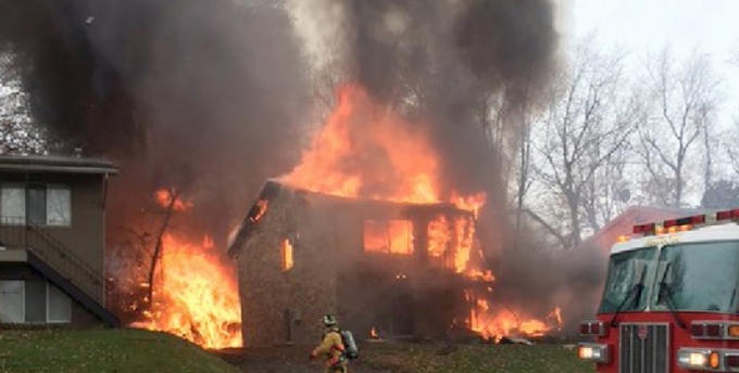 Máy bay Mỹ lao vào tòa nhà, bốc cháy dữ dội. (Ảnh:Beacon Journal)