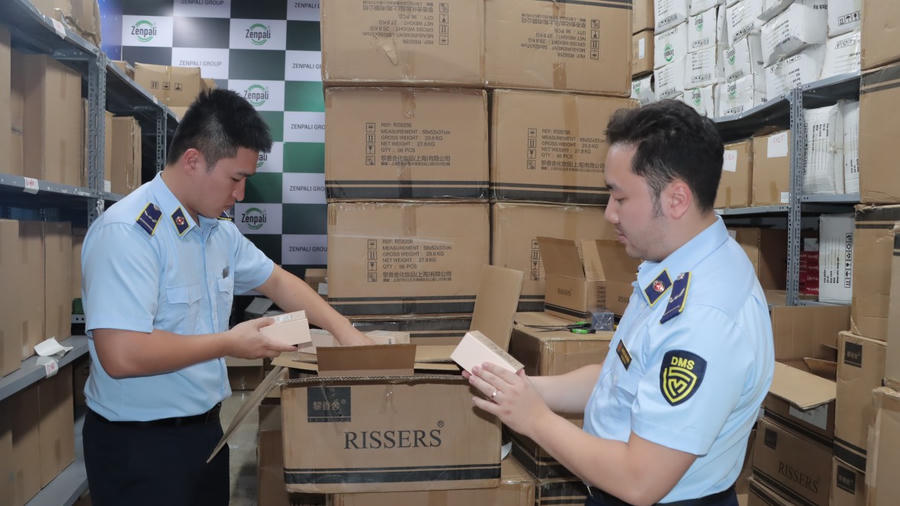 Hơn 1000 chai nước hoa không rõ nguồn gốc, có dấu hiệu nhập lậu. Ảnh: Tổng cục Quản lý thị trường