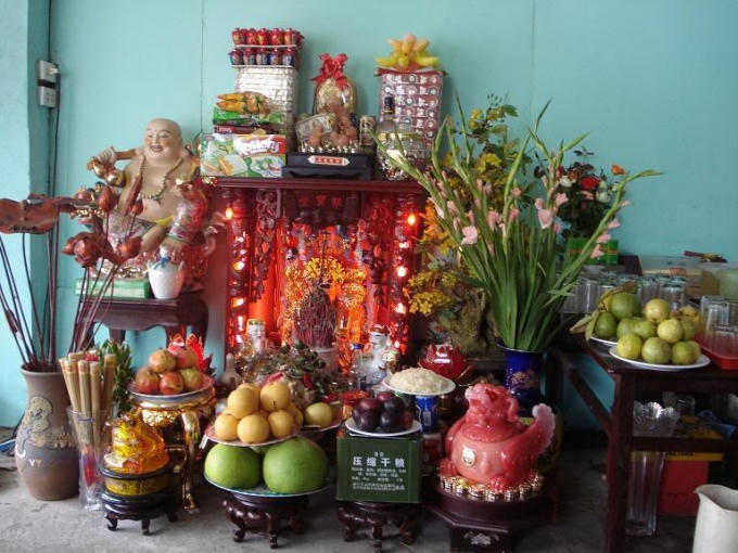 Theo người xưa, bàn thờ thần tài thường đặt dưới đất, hướng ra cửa chính và chọn nơi trang nghiêm nhất (ẢNH INTERNET)