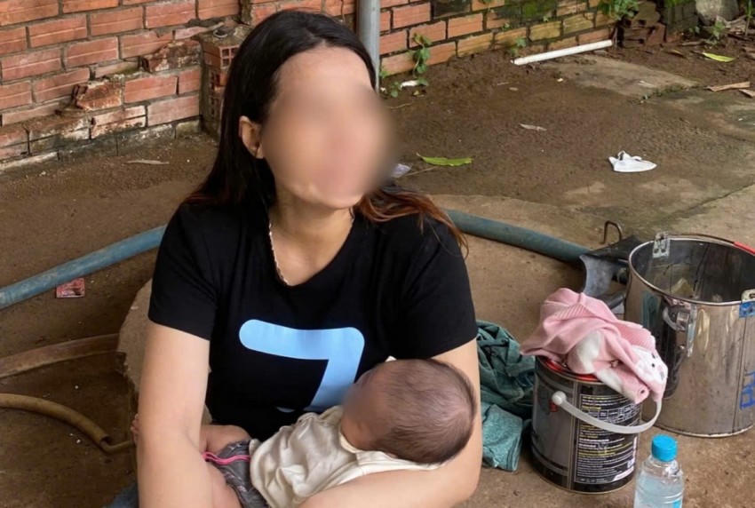Cô gái bị thất lạc gia đình.