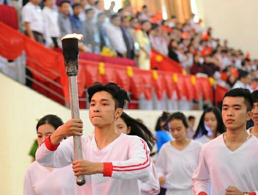Rước đuốc tại lễ khai mạc.