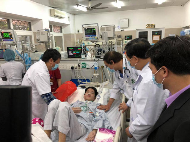 Một bệnh nh&acirc;n nặng đ&atilde; nằm tại khoa Cấp cứu (BV Bạch Mai) hơn 5 tuần.